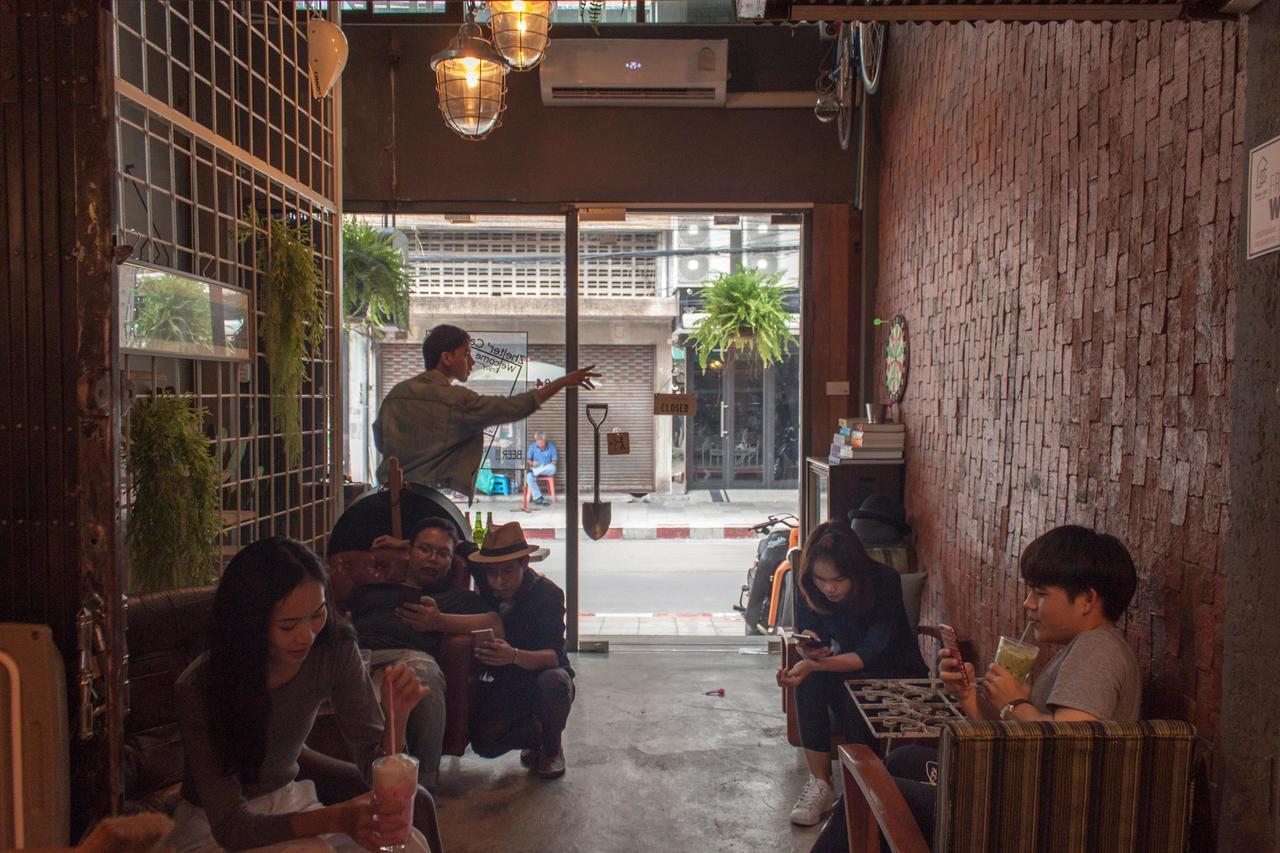 Zhelter'Bkk Vandrarhem Bangkok Exteriör bild